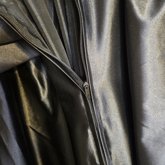 Unisex black graduation cap and gown - Picture 6 of 7